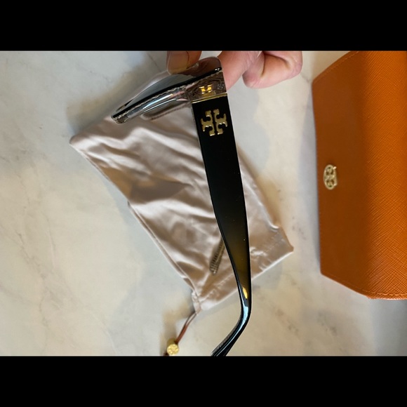 Tory Burch Sunglasses Black Crystal on Raffia w/ Smoke Gradient - Picture 3 of 8